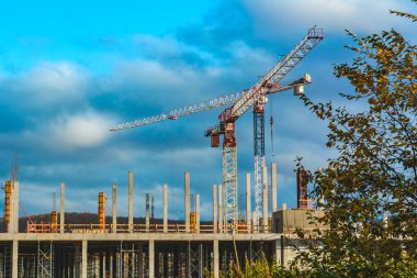 Bina yapım aşamasında iki kule vinç ile görünümünü