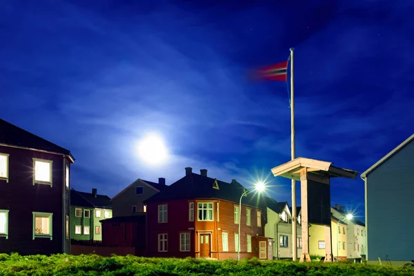 Vista Rua Pequena Cidade Norueguesa Norte Noite Vento Agita Bandeira — Fotografia de Stock