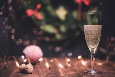 Düz gölgeli Noel ve yeni yıl dekorasyon arka plan yuvarlak bokeh, altın şerit, bardak şampanya ve mantar ile