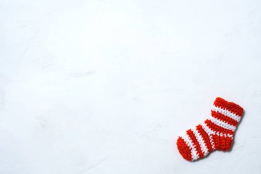 Noel çorap beyaz da arka plan üzerinde beyaz-kırmızı şerit