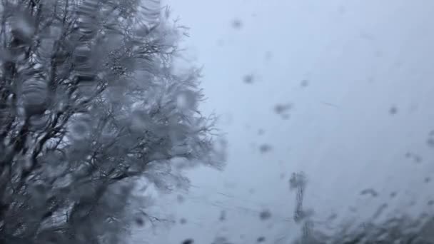 曇り窓の後ろにダウン 解凍ウィンドウとフローとみぞれ雪が降る — ストック動画