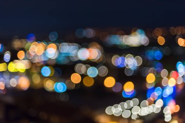 Mavi gece şehir ışıkları ile daire şekli bokeh görünümünü bulanıklık