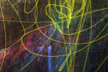 Siyah bir arka plan üzerinde renkli ışık şeritler desenlerini parlak soyut sarmal