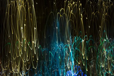 Siyah bir zemin üzerine ışık şeritler gelen parlak soyut şerit desenleri