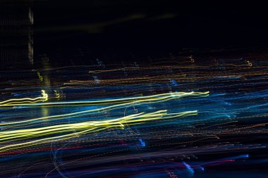 Parlak soyut desenler siyah bir zemin üzerine ışık şeritler gelen çizgili