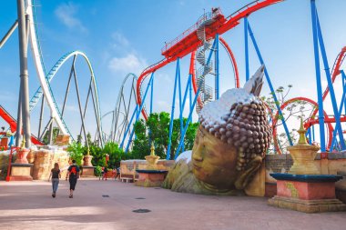Salou, Katalonya İspanya - 24 Nisan 2018: Cazibe park Port Aventura. Avrupa'nın en büyük eğlenceli park biri. Bir roller coaster üzerinde alt görünümü.