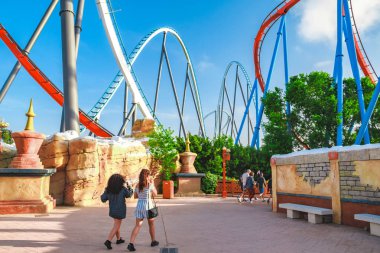 Salou, Katalonya İspanya - 24 Nisan 2018: Cazibe park Port Aventura. Avrupa'nın en büyük eğlenceli park biri. Bir roller coaster üzerinde alt görünümü.
