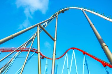 Salou, Katalonya İspanya - 24 Nisan 2018: Cazibe park Port Aventura. Avrupa'nın en büyük eğlenceli park biri. Bir roller coaster üzerinde alt görünümü.