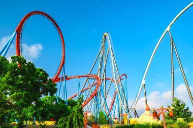 Salou, Katalonya İspanya - 24 Nisan 2018: Cazibe park Port Aventura. Avrupa'nın en büyük eğlenceli park biri. Bir roller coaster üzerinde alt görünümü.