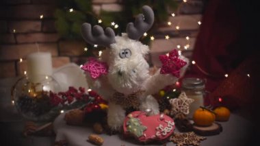 Noel dekorasyonu - beyaz oyuncak reindeer yıldız El, tangerins, kurabiye ve brigth yıldız şekli bokeh