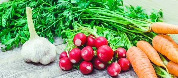 Farklı çok renkli mevsim sebzeleri ve bir masanın üzerinde yatan yeşillik