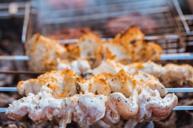 Sıcak bir brazier sulu et barbekü