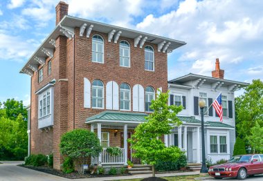 Kent, Ohio, ABD - 23 Haziran 2016: Eyaletteki tipik Amerikan alçak evlerinden biri