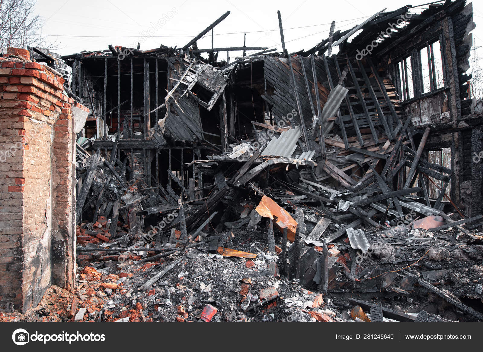 The old wooden burned-down house a view from inside — Stock Photo