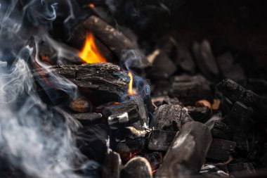 bir brazier yakın çekim görünümünde yanan siyah kömürler