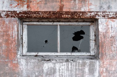 Eski yıkılmış terk edilmiş tuğla ev kırık pencereleri ile