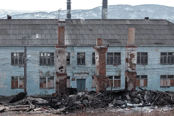Старий зруйнований покинутий цегляний будинок з розбитим вікном — стокове фото