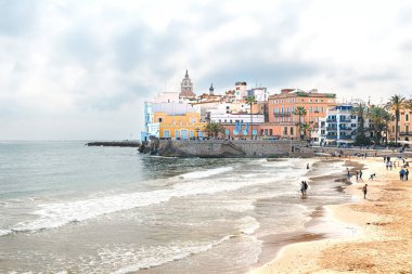 İnsanlarla sahilden eski şehir görünümü