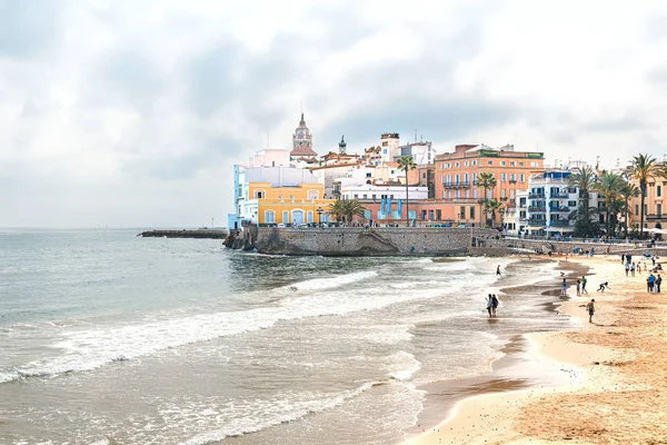 İnsanlarla sahilden eski şehir görünümü