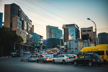Akşam Tiflis binaları ve araba ile yol görünümü