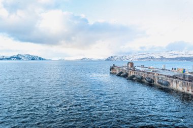 Kuzey Norveç kasabası Kirkenes'te deniz teknesi iskelesi