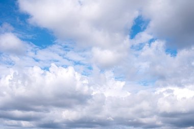 yaz öğle vakti parlak mavi gökyüzü