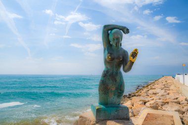 Mavi denizin arka planında denizkızı anıtı