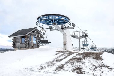 Kuzey Finlandiya'da dağın tepesinde telesiyej