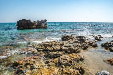 Yaz tatilinde tropikal tatil deniz plajı. Kayalı plaj