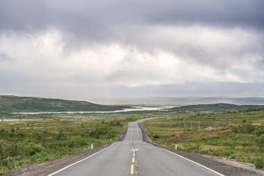 Kuzey Rusya'nın şiddetli doğasında yol görünümü