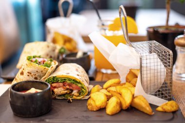 Sebze ile Sığır shawarma şal. bir tabakta kavrulmuş patates ve krema sosu