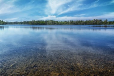 Finlandiya 'da güneşli bir günde mavi göl