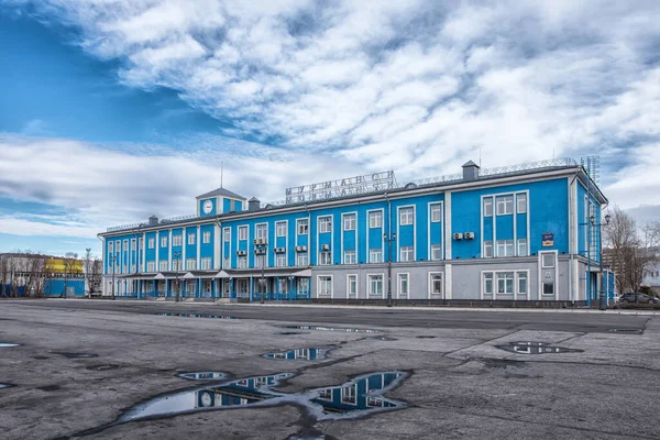 Murmańsk Rosja Kwietnia 2019 Główny Niebieski Budynek Terminalu Morskiego Murmańska — Zdjęcie stockowe