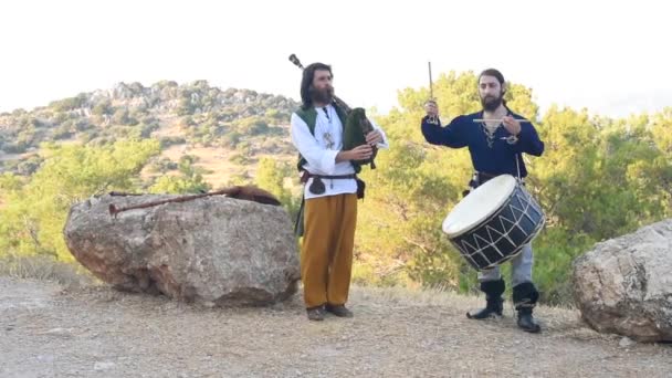 Родос Греция Июня 2019 Года Два Средневековых Трубадура Выступают Барабане — стоковое видео
