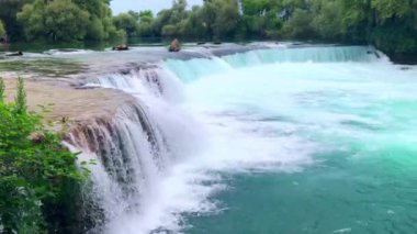 Türkiye 'de Manavgat' ın bulutlu bir günde parlak beyaz köpükle düşüşünün manzarası