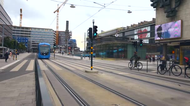 瑞典斯德哥尔摩 2019年8月8日 蓝色新风格的有轨电车接近T Centrale车站 — 图库视频影像