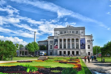 Riga, Letonya - 11 Haziran 2016: Riga 'da yaz günü çiçek bahçeli opera tiyatrosu