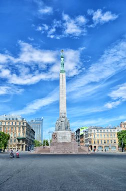 Riga, Letonya - 11 Haziran 2016: Letonya Özgürlük Heykeli 42 metre yüksekliğinde. Riga 'nın merkezinde. Letonyalı bağımsızlık savaşçılarının onuruna inşa edildi