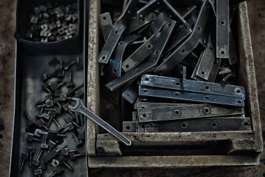 Ahşap kutuda kirli el aletleri. Eski bir arka planda alet edevat ve anahtar. Grunge grarage aracı servisi