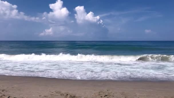 Büyük Dalgaların Kıyıya Vurduğu Deniz Okyanus Manzarası Kumsalda Güneşli Bir — Stok video