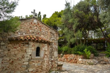 Saint Demetrios Loumbardiaris Kilisesi 'nin eski ve etkileyici kilisesi. Filopappou Tepesi 'nde. Yunanistan. Avrupa.