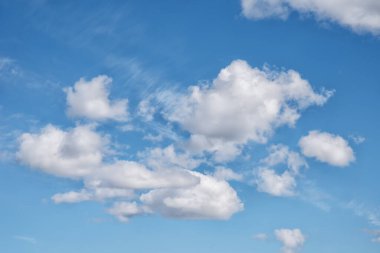 Yaz ortasında açık mavi bulutlu gökyüzü