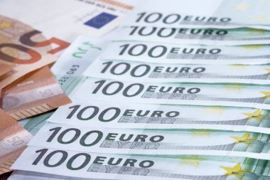 Birbirinin üzerine yığılmış bir yığın yeşil banknot.