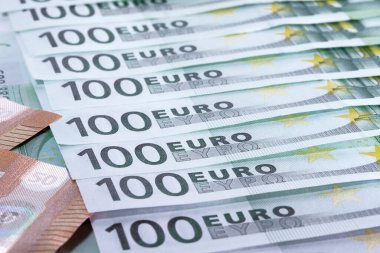 Birbirinin üzerine yığılmış bir yığın yeşil banknot.