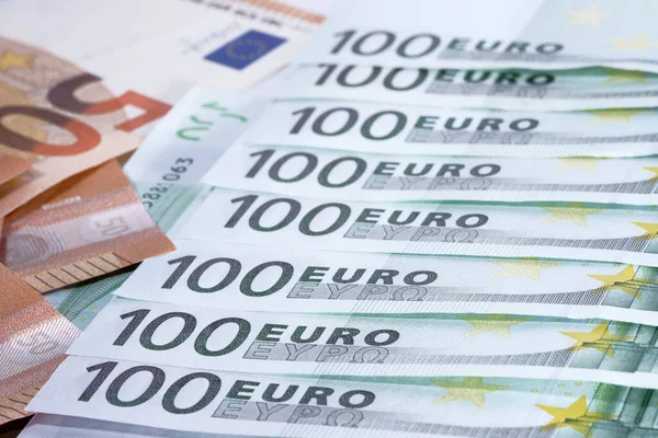 Birbirinin üzerine yığılmış bir yığın yeşil banknot.