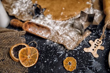 Yeni yıl ve Noel için zencefilli çörek pişirmek. Yuvarlanmış hamur, mum, yeni yıl içleri masada.