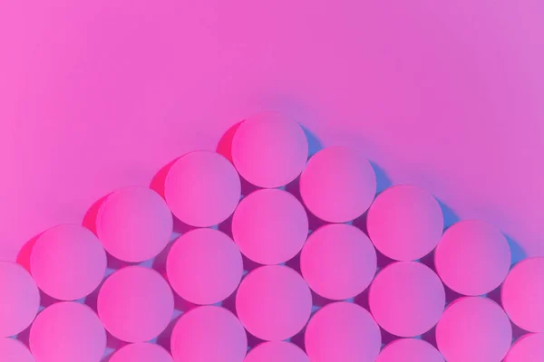 Geometrisches Dreiecksmuster Von Runden Medizinischen Pillen Auf Hintergrund Mit Rosa — Stockfoto