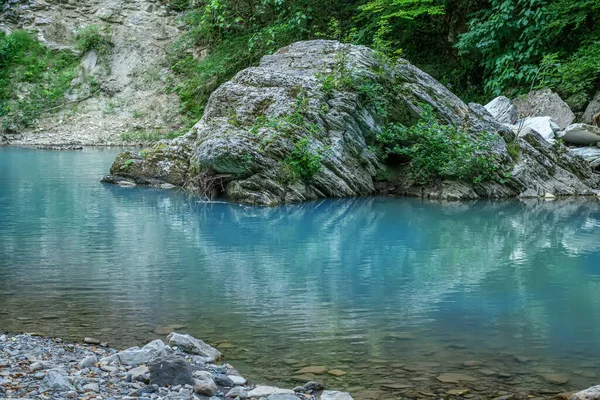 Motion Blurred Rapids Khosta River Wet Boulders Shore Strewn Dry — Stock Photo, Image