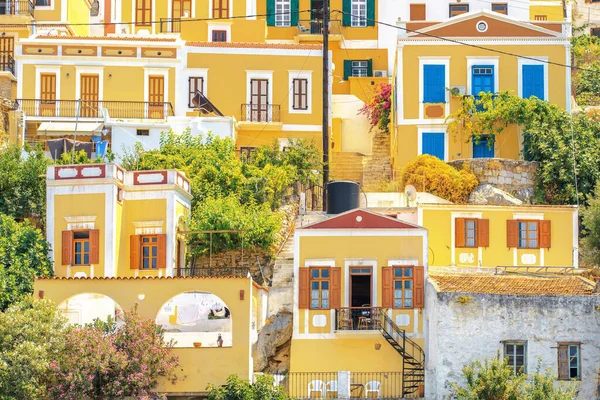 希腊锡米 2019年6月27日 位于锡米岛海岸的锡米镇色彩艳丽的黄色建筑 门窗五颜六色 — 图库照片
