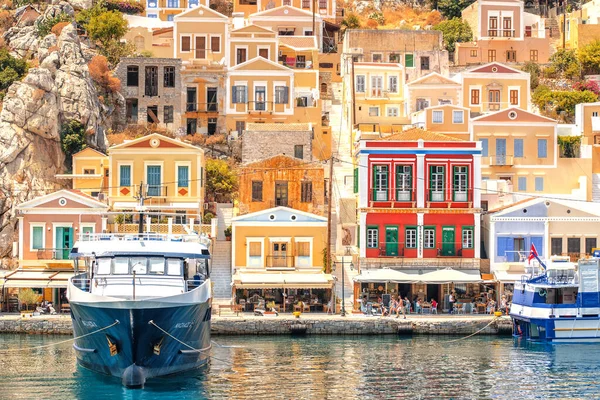 Symi Grecja Czerwca 2019 Widok Wybrzeże Wyspy Symi Miastem Kolorowymi — Zdjęcie stockowe